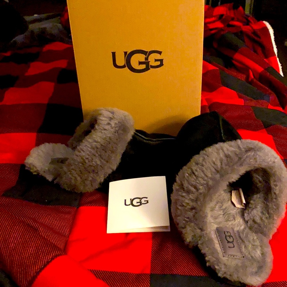 Wonens UGG slipper, black, size 7 with box. Like new.